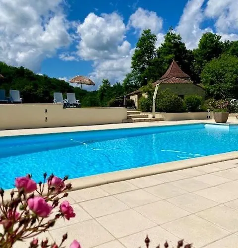 Domaine La Luxe Met Zwembad Дом отдыха Degagnac