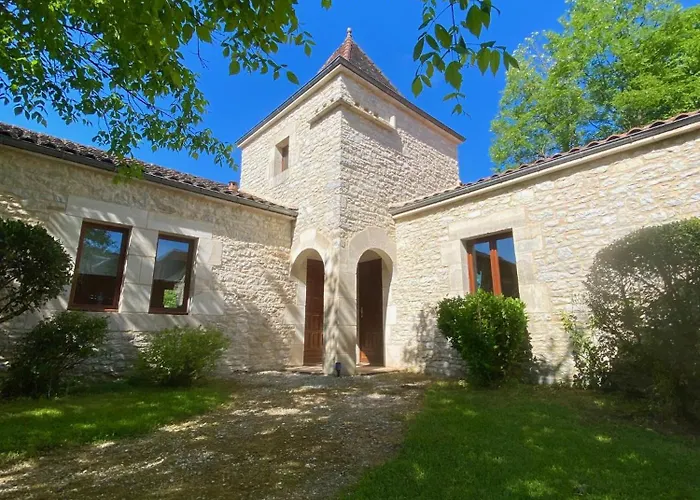 Дом отдыха Domaine La Luxe Met Zwembad Degagnac